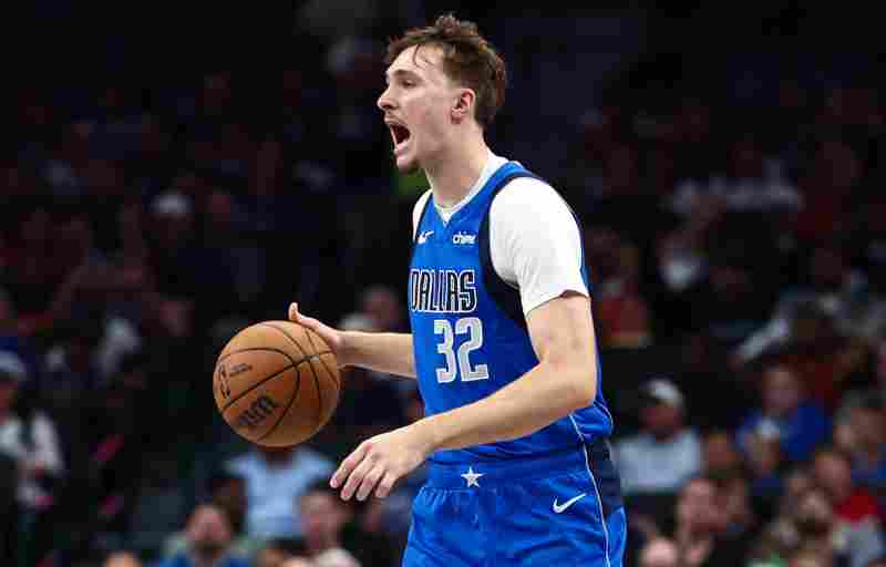 很關(guān)鍵!雙方拼搶籃板出界 裁判給獨行俠球權(quán)&開拓者已用完挑戰(zhàn)