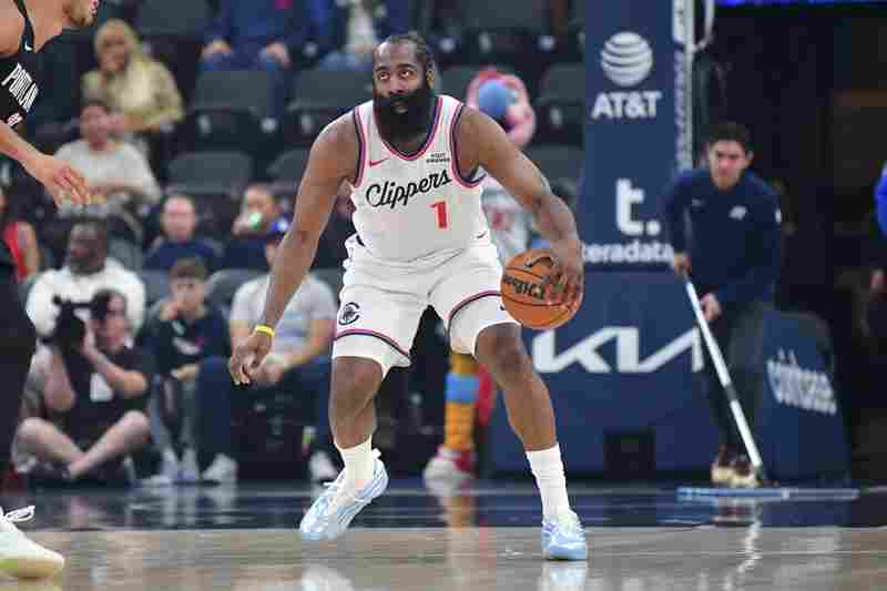 媒體人:哈登又是燃盡的一天 明顯能看到格萊姆斯碰到了他的手肘