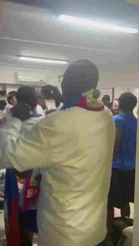 等了52年！海地再次進入世界杯，球員們在簡陋的更衣室激情慶祝