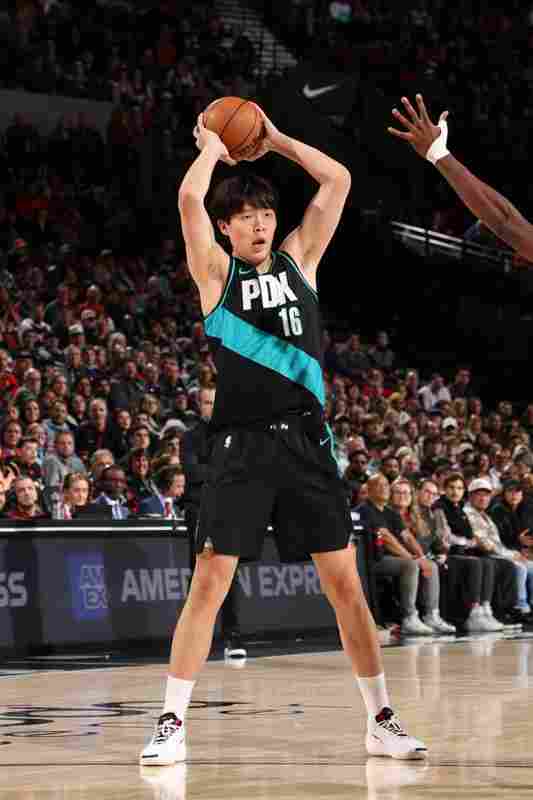 媒體人:小楊防守總是“象征性”撲一下 很多CBA習慣在NBA行不通