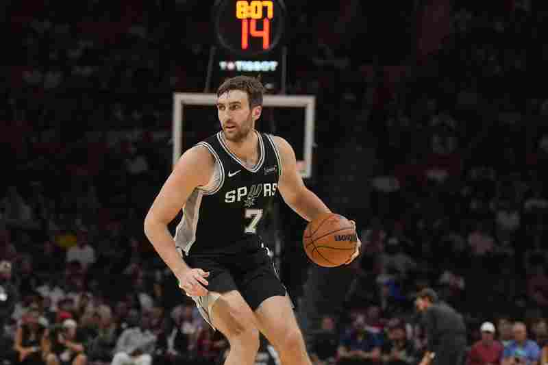 內(nèi)線中流砥柱!科內(nèi)特半場3中3拿到8分4板1帽 正負值+12