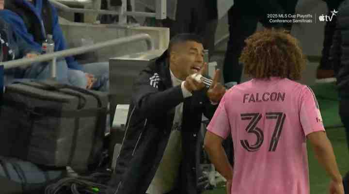 教練牙?本場替補的蘇亞雷斯在場下叫來本隊中衛,向其傳授經驗