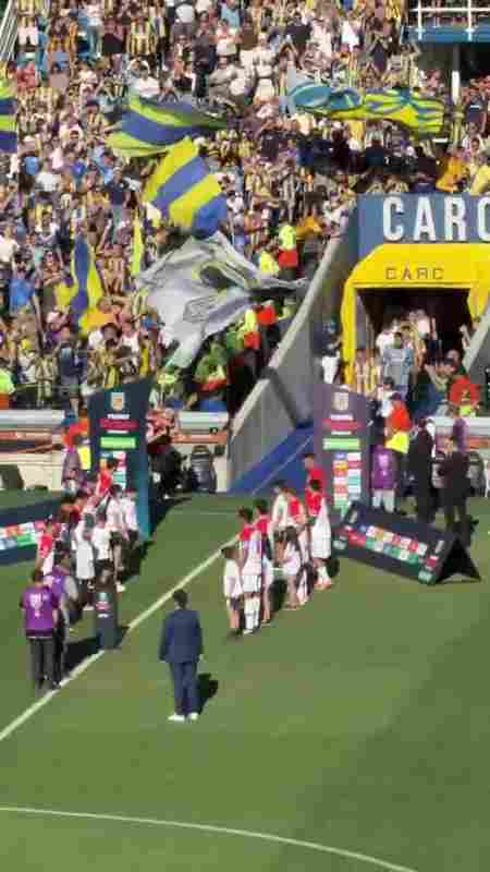 拉普拉塔大學生背身列隊歡迎聯賽冠軍羅薩里奧中央，抗議足協新規